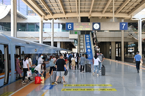 暑運(yùn)大幕開啟。蘭州鐵路局供圖