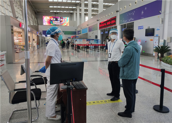 7月15日，金昌市金川區(qū)紀(jì)委監(jiān)委駐區(qū)委政法委紀(jì)檢監(jiān)察組在金昌機場監(jiān)督檢查疫情防控措施落實情況。王曉梅攝.jpg