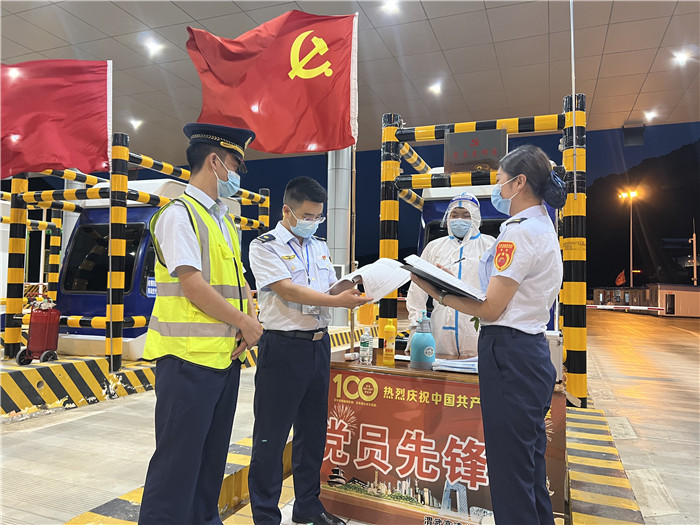 7月16日，甘肅省公航旅渭武高速運營公司紀(jì)檢監(jiān)察干部深入宕昌西收費站督查疫情防控措施落實情況。陳強 攝.jpg