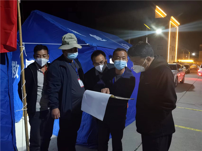 7月19日，甘南州瑪曲縣紀(jì)委監(jiān)委督查組在德吉小區(qū)卡點督導(dǎo)疫情防控工作。仲海濤 攝.jpg