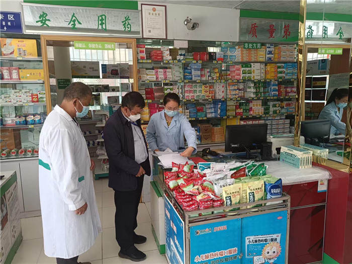甘南州合作市紀(jì)委監(jiān)委第一督查組在合作市世紀(jì)大藥房進行督查檢查。.jpg