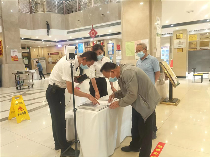 金昌市金川區(qū)紀(jì)委監(jiān)委駐區(qū)人大機關(guān)紀(jì)檢監(jiān)察組在花城錦都大酒店監(jiān)督檢查疫情防控工作。王文海 攝 .jpg