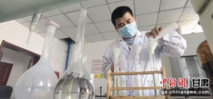 圖為甘肅科技集團(tuán)化工研究院有限責(zé)任公司工作人員正在做實(shí)驗(yàn)。魏建軍 攝