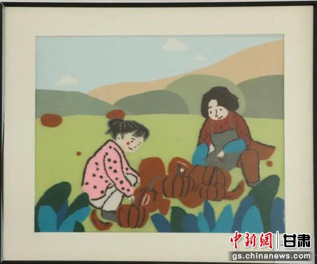 嘉峪關(guān)市新城鎮(zhèn)新城村農(nóng)業(yè)產(chǎn)業(yè)園區(qū)內(nèi)，母女兩人在摘南瓜。刺繡 馬艾米乃 繡稿 敬紅霞