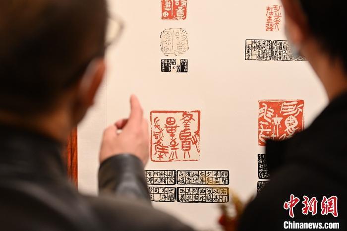 圖為甘肅蘭州，參展作品吸引參觀者。 中新社記者 李亞龍 攝