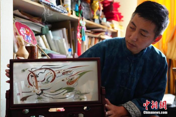 圖為劉云帆展示敦煌元素的刺繡作品。 中新社發(fā) 謝秉錫 攝