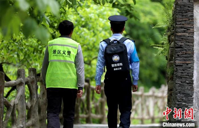 圖為民警背警務(wù)小包在轄區(qū)景區(qū)開展工作。(資料圖) 甘肅省公安廳供圖