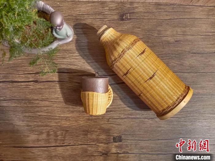 圖為竹編暖壺套。(資料圖) 甘肅省非遺保護中心供圖