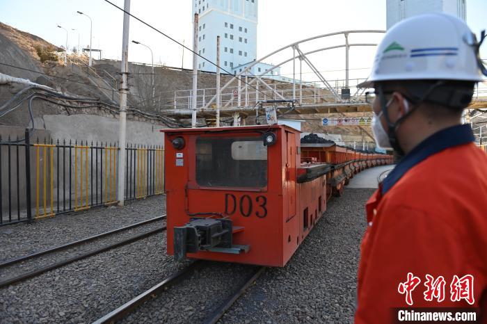 圖為工作人員正在觀察車輛運(yùn)行情況。　李亞龍 攝