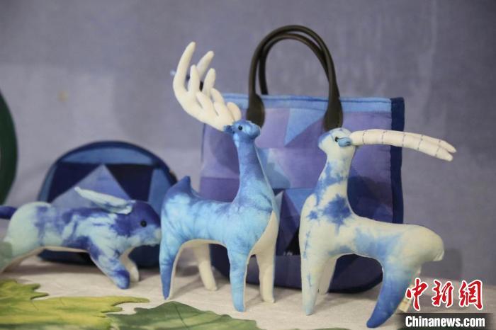 圖為許靜的非遺文創(chuàng)作品。(資料圖) 甘肅省非遺保護(hù)中心供圖