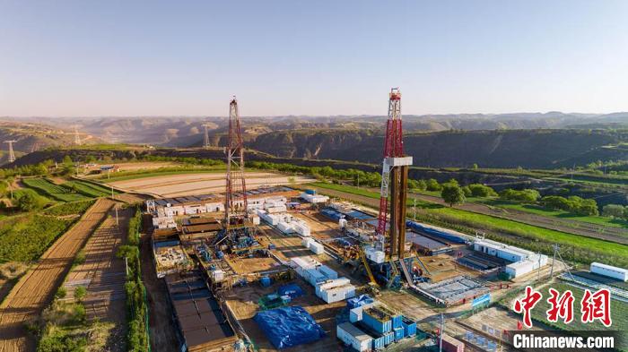 圖為中石油長(zhǎng)慶油田慶陽(yáng)華H60雙機(jī)組鉆井現(xiàn)場(chǎng)。(資料圖) 慶陽(yáng)市委宣傳部供圖