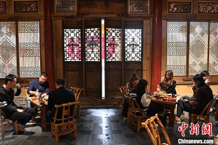 圖為甘肅天水市秦州區(qū)平南鎮(zhèn)蘇灣村民俗莊園內(nèi)的“圍爐煮茶”網(wǎng)紅打卡點。(資料圖) 李亞龍 攝