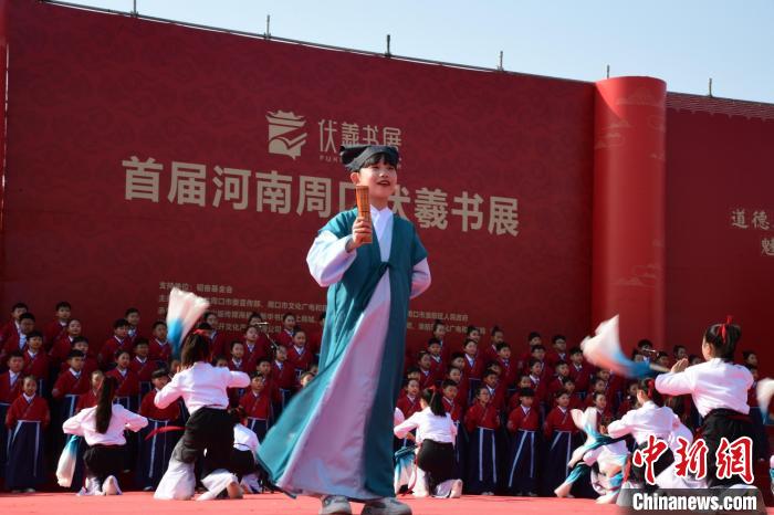 圖為學(xué)生們在開幕式上誦讀經(jīng)典。　梁照曾 攝