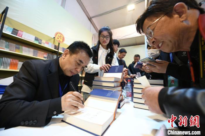 圖為作家王躍文現(xiàn)場簽名售書。　梁照曾 攝