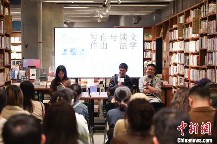 《至少還有文學》推出：在今天，我們?yōu)槭裁催€需要文學？