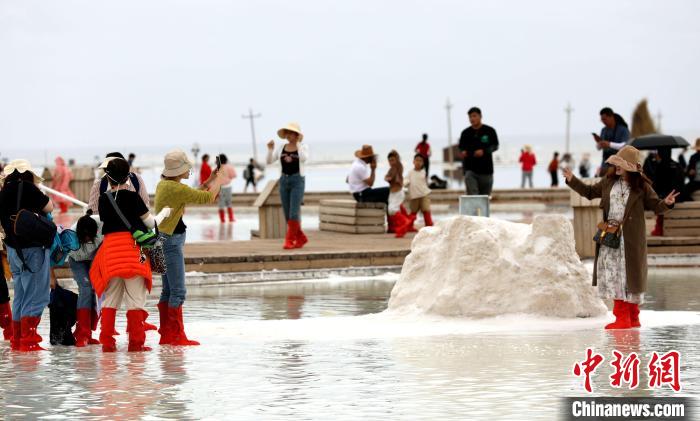 圖為游客在茶卡鹽湖拍照。　薛蒂 攝
