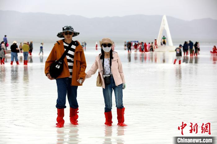 圖為游客在茶卡鹽湖之中?！⊙Φ?攝