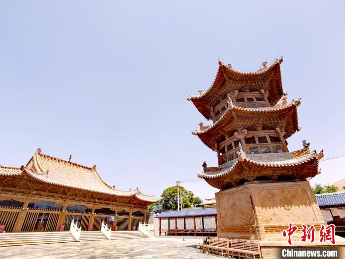 圖為阿河灘清真寺局部?！?zhí)砀?攝