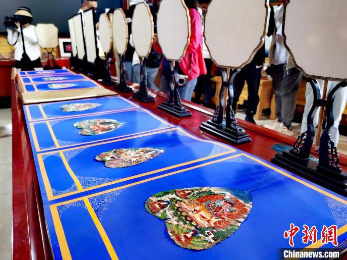 圖為唐卡延伸產(chǎn)品?！?zhí)砀?攝