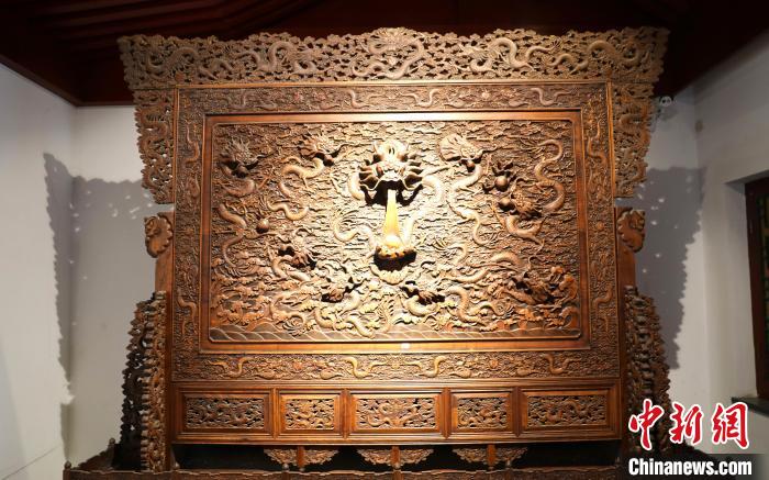 圖為青海永錄民俗博物館內(nèi)珍藏的中式家具。　薛蒂 攝