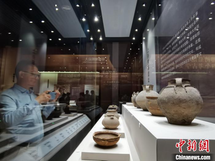 圖為河湟文化博物館展陳的陶器。　張?zhí)砀?攝