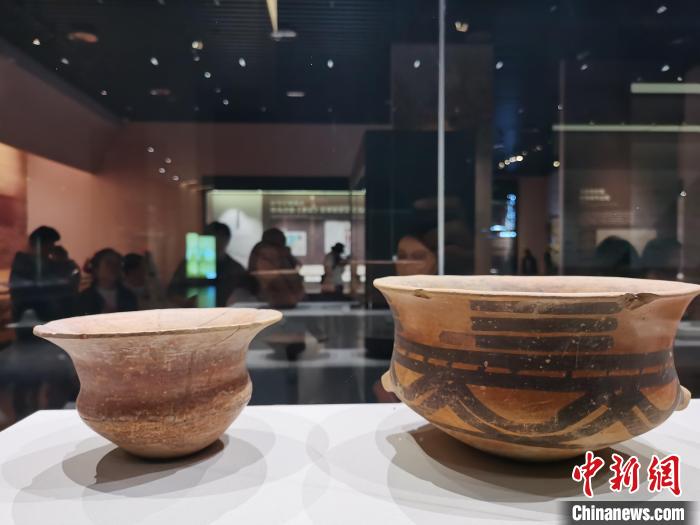 圖為河湟文化博物館展陳的陶器。　張?zhí)砀?攝