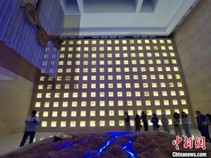 圖為河湟文化博物館序廳的左右彩陶墻放置的374件彩陶?！?zhí)砀?攝