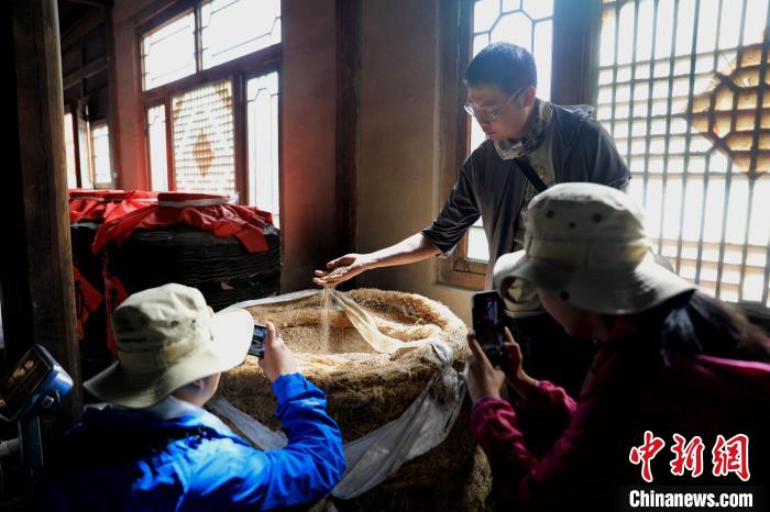 圖為青稞酒文化展示?！⊙Φ?攝