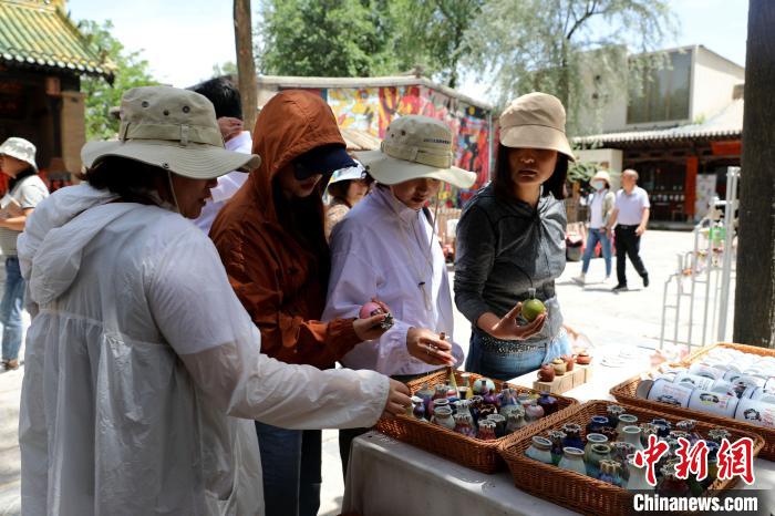 圖為民眾挑選手工藝產(chǎn)品。　薛蒂 攝