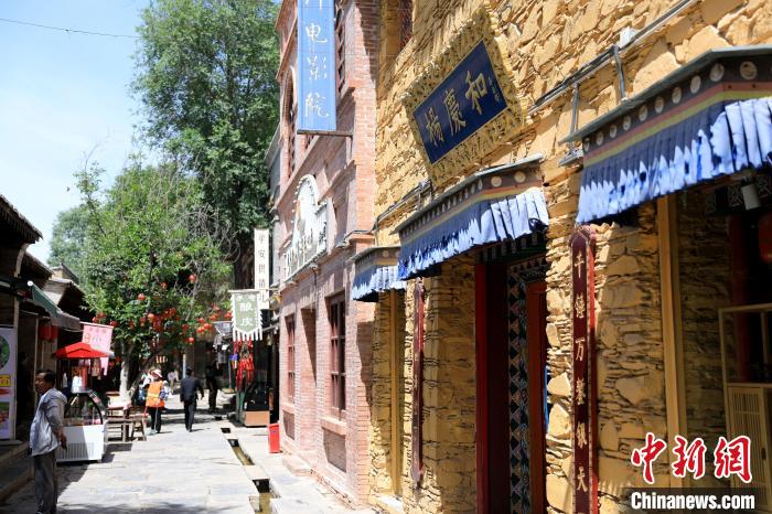 圖為平安驛·河湟民俗文化體驗(yàn)地的門店。　薛蒂 攝