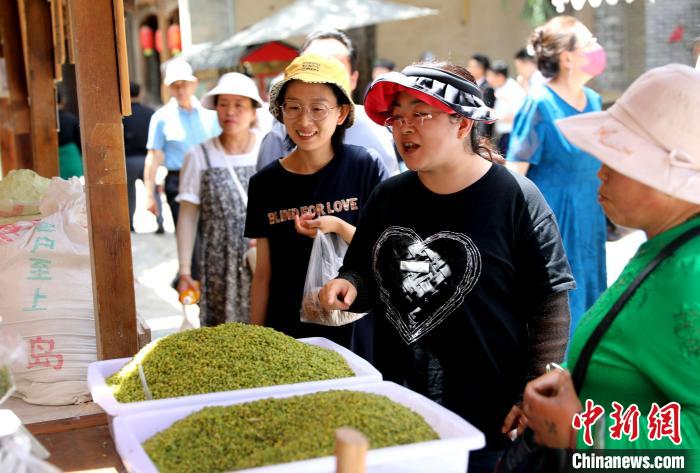 圖為民眾購買青海特色小吃?！⊙Φ?攝