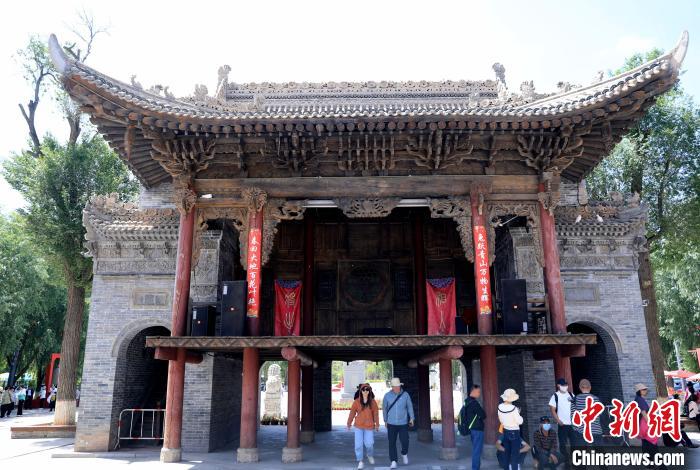 圖為平安驛·河湟民俗文化體驗(yàn)地的戲樓?！⊙Φ?攝