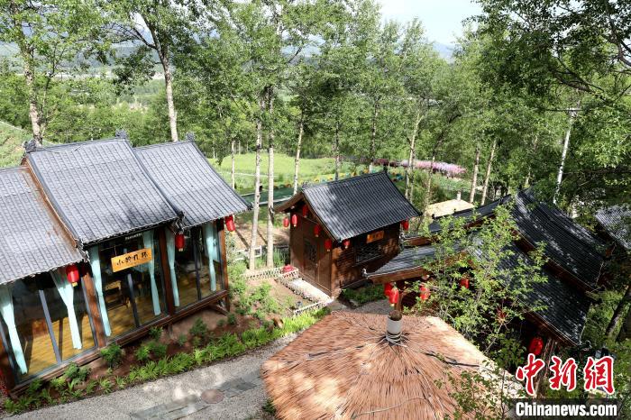 圖為景區(qū)內(nèi)依山而建的民宿?！⊙Φ?攝