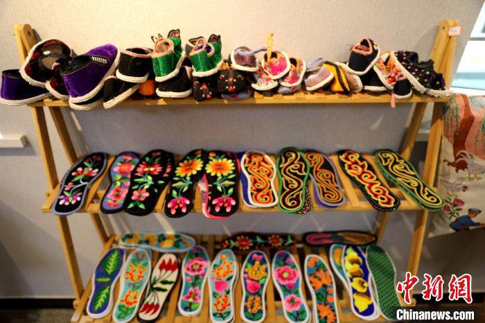 圖為盤繡作品?！⊙Φ?攝