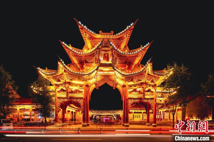 夜幕下的臨夏縣河州苑。夏雨 攝