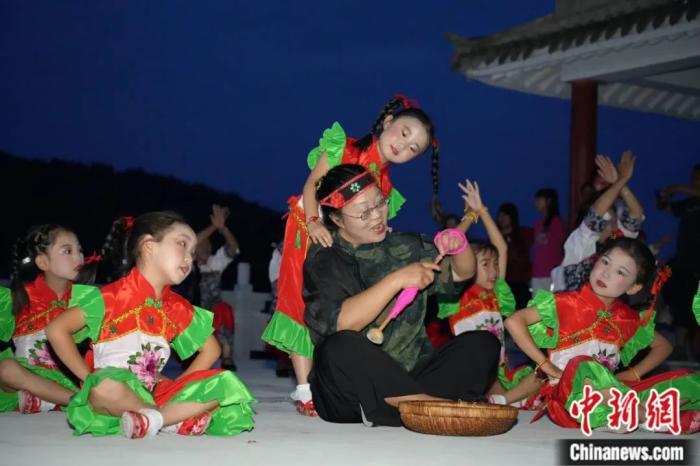 甘肅省西和縣小朋友們迎接“巧娘娘”。魏朵朵 攝