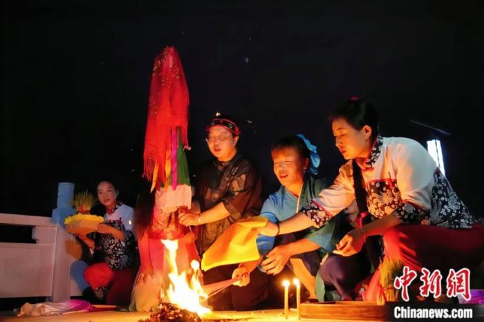 持續(xù)七天八夜的乞巧節(jié)正在西漢水上游的甘肅省西和縣進(jìn)行。西和縣姜席鎮(zhèn)晚霞湖畔，民眾“巧頭”點(diǎn)蠟、炷香、焚裱紙、跪拜，準(zhǔn)備將“巧娘娘”請(qǐng)進(jìn)院。魏朵朵 攝