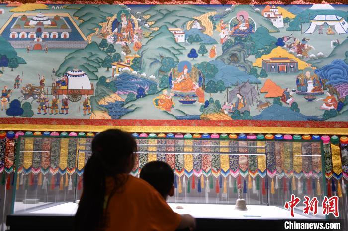 8月20日，兩名小觀眾參觀大型歷史題材卷軸唐卡“涼州會(huì)盟”?！〈魑牟?攝