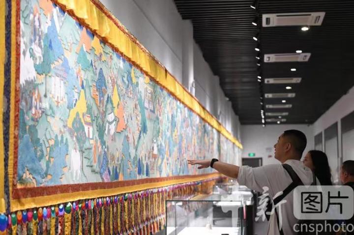 圖為觀眾參觀唐卡《涼州會(huì)盟》。 中新社記者 戴文昌 攝