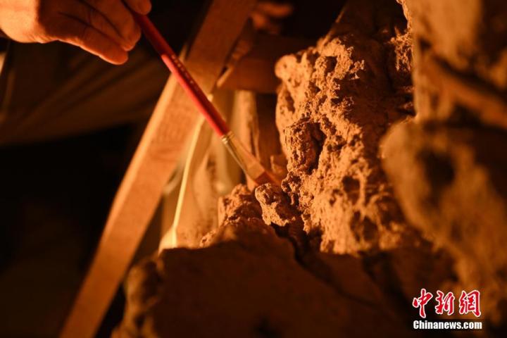 8月25日，文物修復師牟常有進行文物修復工作。