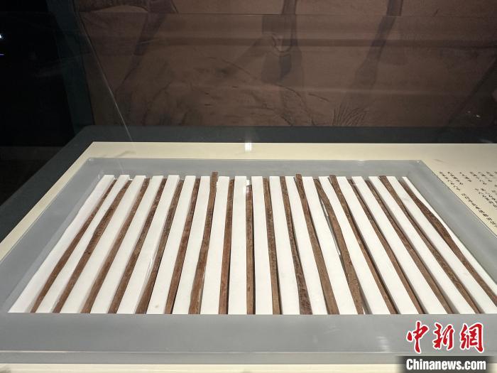 圖為甘肅簡牘博物館展陳的漢簡。中新社記者 戴文昌 攝