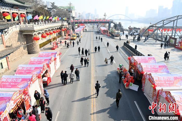 1月30日，蘭州黃河畔的年貨集市吸引顧客選購年貨。九美旦增 攝</p><p>