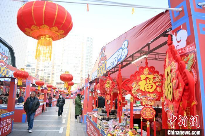 1月30日，蘭州街頭琳瑯滿目的年貨吸引顧客選購。九美旦增 攝</p><p>
