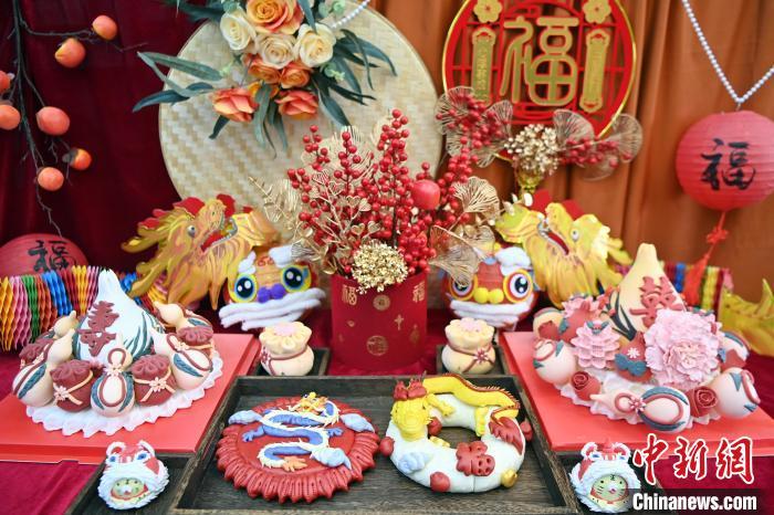 1月25日，春節(jié)臨近，蘭州一花饃店“龍”元素花饃熱銷。圖為展出的“龍”元素花饃。九美旦增 攝