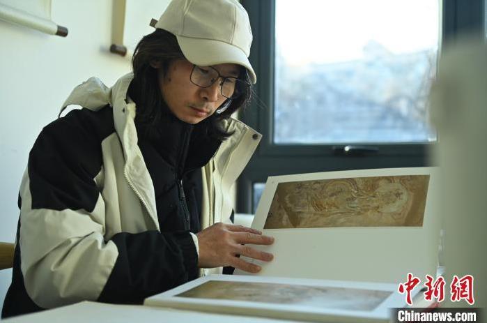 圖為季茂杰研究敦煌文化相關(guān)書籍。李亞龍 攝</p>
<p>