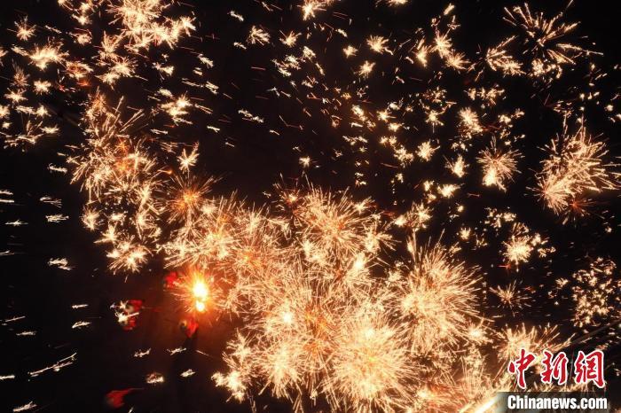 灼熱的鐵水在空中迸散。在空中形成“鐵花火雨”的景象，似天女散花，似群星漫天，如夢如幻，美不勝收。侯奇志 攝</p>
<p>