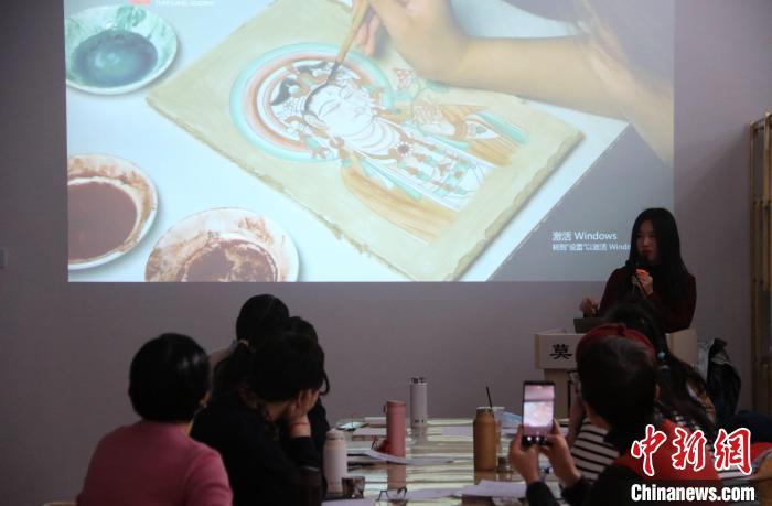 2023年2月，在敦煌研究院莫高學(xué)堂，研學(xué)導(dǎo)師給學(xué)員講授敦煌壁畫(huà)臨摹技法?！　垥粤?攝