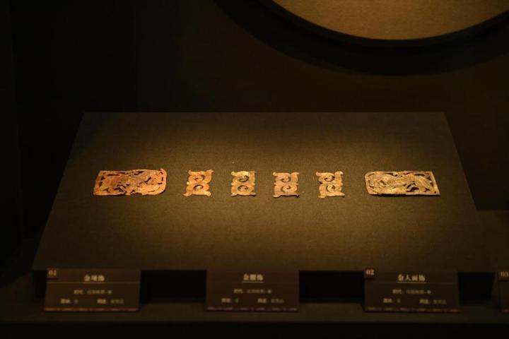 張家川縣馬家塬車輿博物館展陳的馬家塬遺址出土的金項(xiàng)飾、金腰飾、金人畫飾等。李亞龍 攝　　