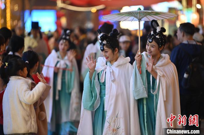 圖為街區(qū)人員著傳統(tǒng)服飾與游人互動。李亞龍 攝</p>
<p>