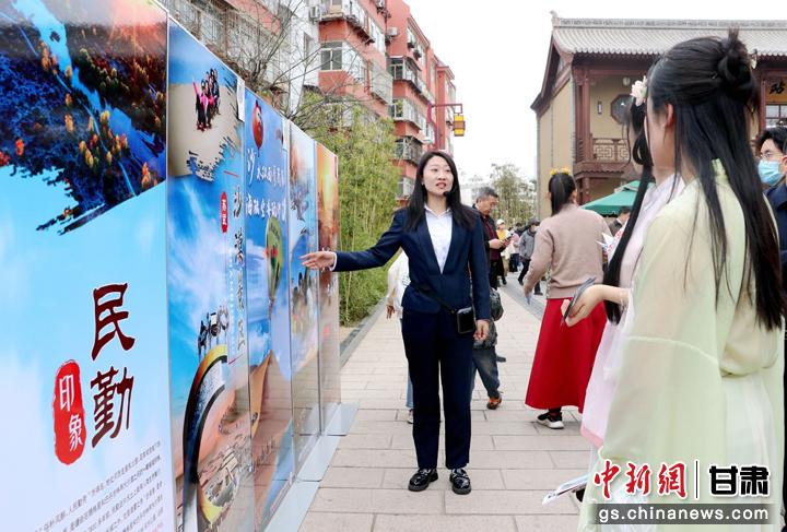 3月下旬，民勤縣在天水啟漢樓廣場舉行推介會，宣傳本地旅游資源和農(nóng)特優(yōu)產(chǎn)品。圖為工作人員向游客介紹民勤自然風(fēng)光、歷史文化。馬愛彬 攝